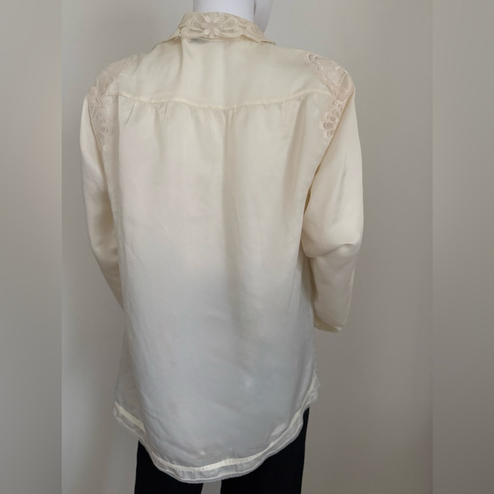 Feminine with beautiful lace detail. Made in the USA! 
Travels well. - Picture 4 of 11